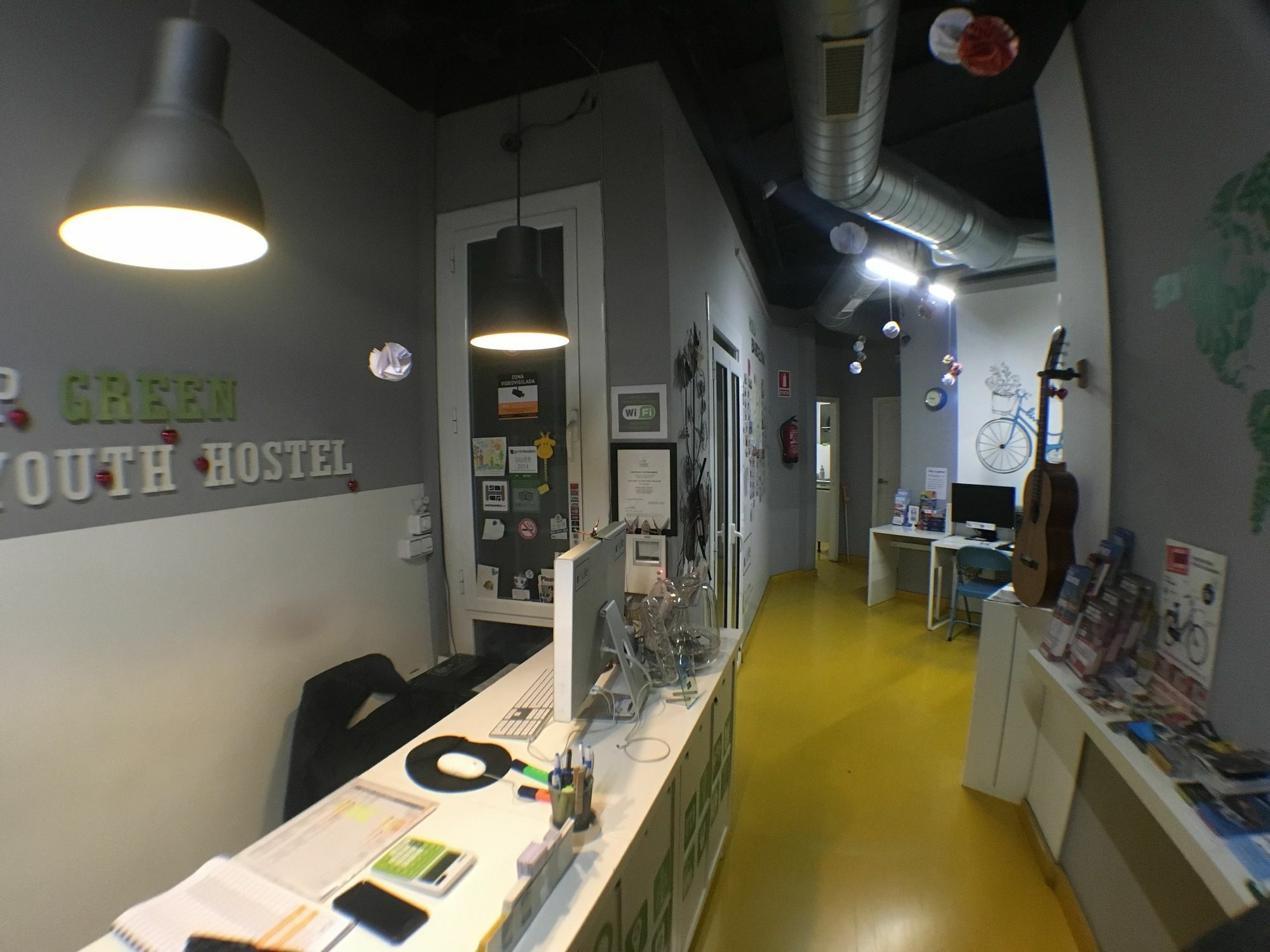 ברצלונה Sleep Green - Certified Eco Youth Hostel מראה חיצוני תמונה